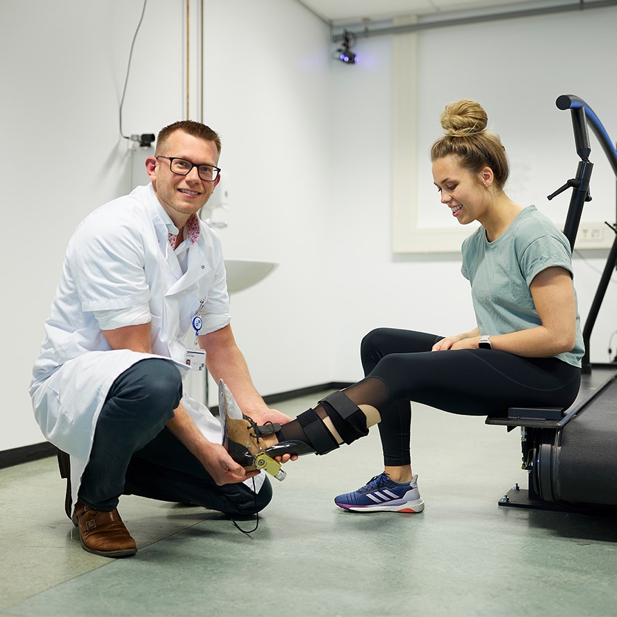 Arts controleert brace patiënt.