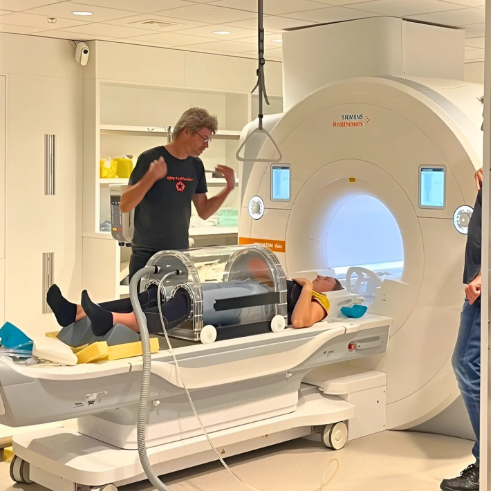 Bram Visser, Wolf Botterman en Michael Boonekamp from the department Medische Technologie are testing de box.