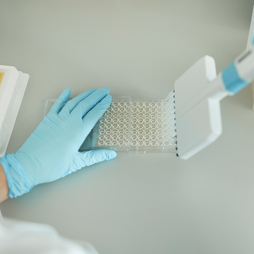 Medewerker is aan het pipetteren